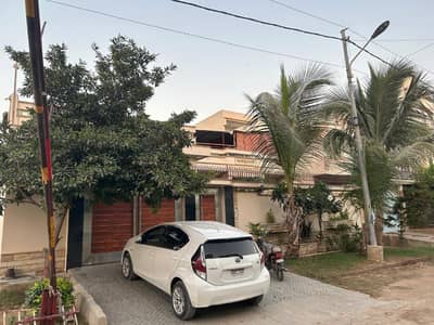 400sqr yard house available for sale