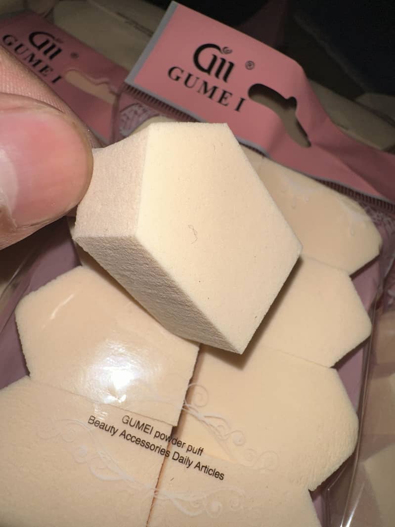 Makeup, facepuff 1