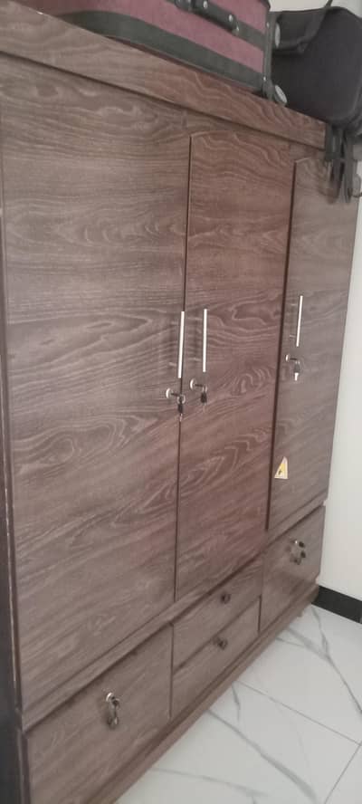 almost new neat nd clean,strong ,3 door cupboard for sale