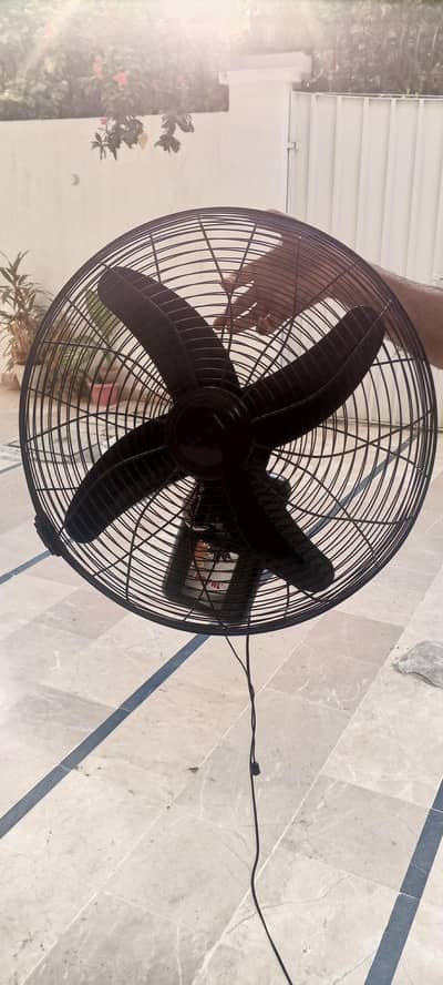 Bracket fan, Pedestal charging