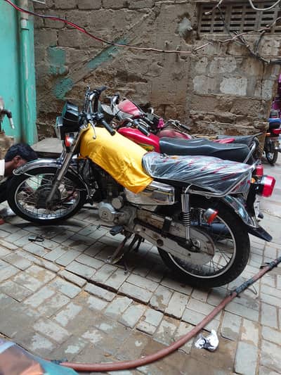 I'm am selling my Honda 125 self start genuine contact 03173949564
