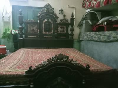 dabel bed sell or ak showcase bhi available for sell hai