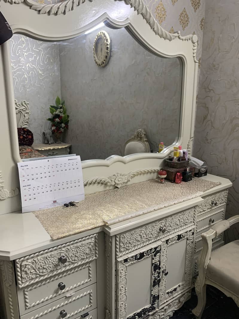 Dressing table and mirror 4