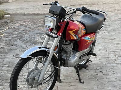 Honda 125 red clr 2500 kilometres chal bulik saf condition ha