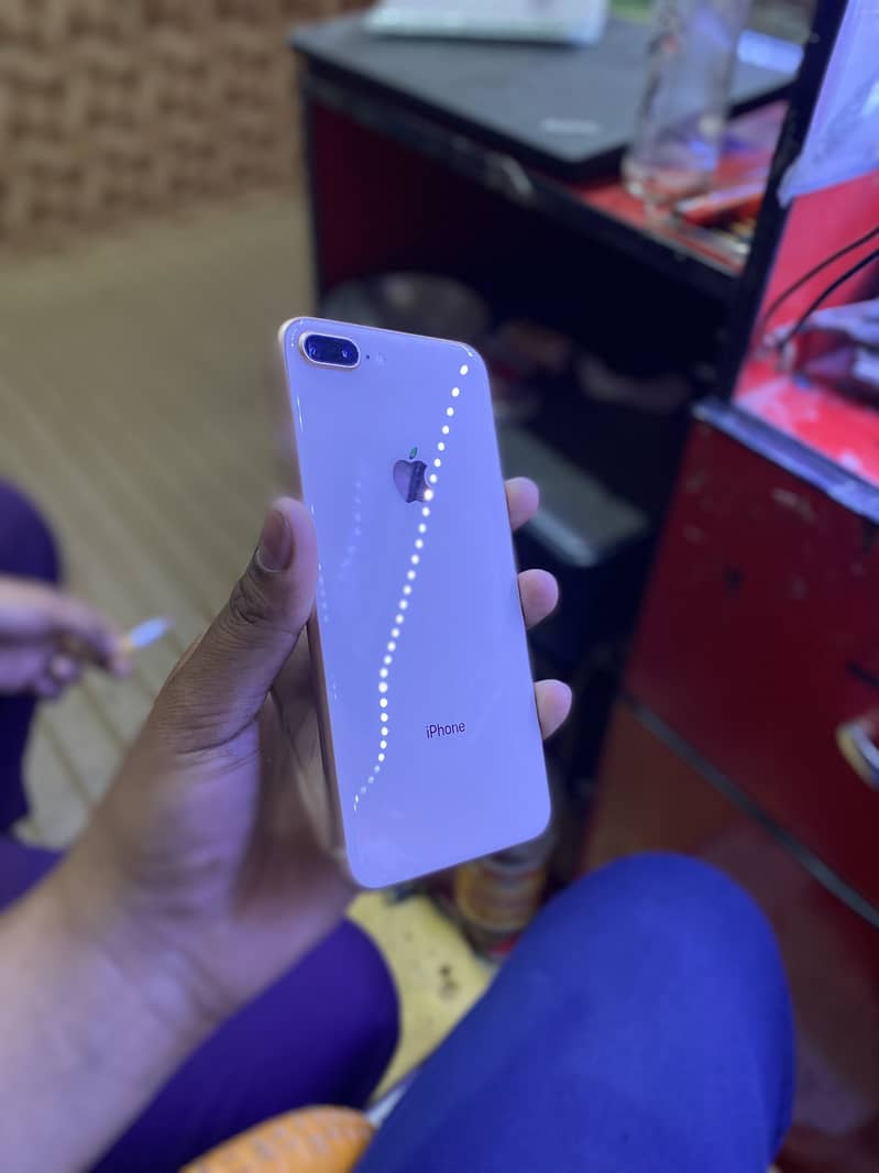 Apple iPhone 8 Plus 3