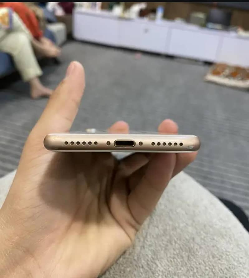 Apple iPhone 8 4