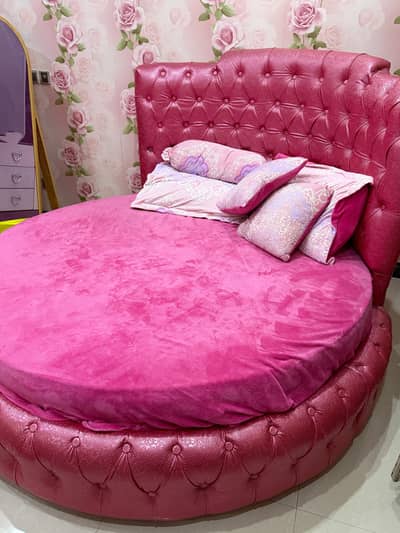 Round bed with matress