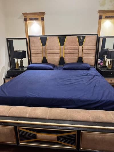 King size bed and 2 side tables and 1 dressing table for sale