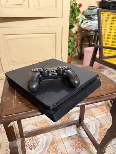 PLAYSTATION 4 SLIM 500GB NON JAILBREAK JUST LIKE NEW CONDITION