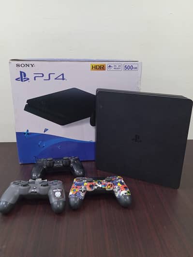 PS4 Slim 500 GB + 3 Controllers For Sale