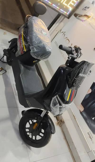 Revoo - Electric Scooter A06