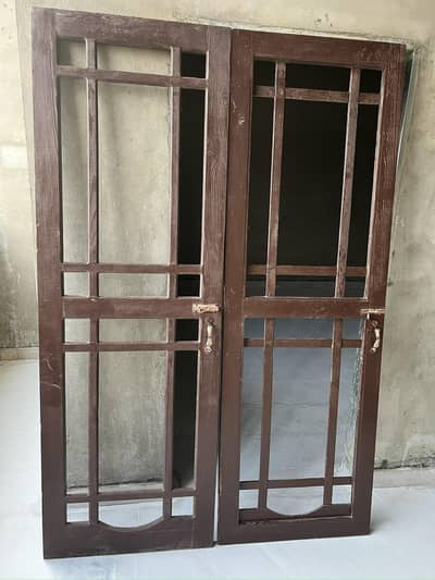 Two wooden doors jali wale . . Size : ( 2.5 x 7 )