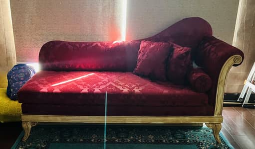 Chaise lounge Sofa in red fabric with wooden outer in good condition.