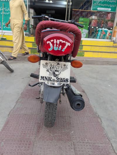 Honda bike self use zyda nhi Chali Dubai HOTA hu mn