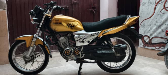 YBZ125 9/10 condition. 40+ km per liter. self start. 5 gears. new tyres
