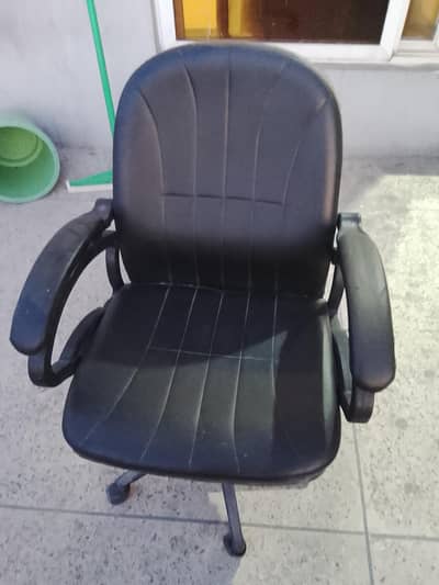 black  comfortable chier