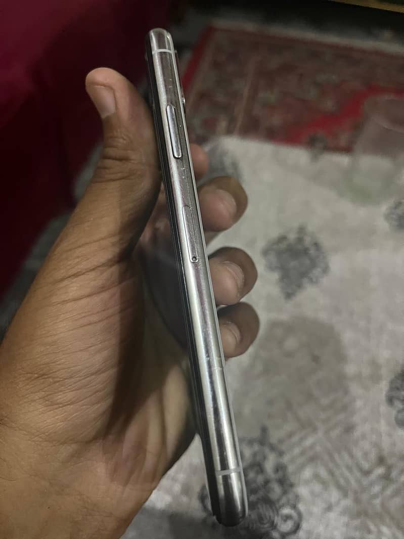 Apple iPhone X 4