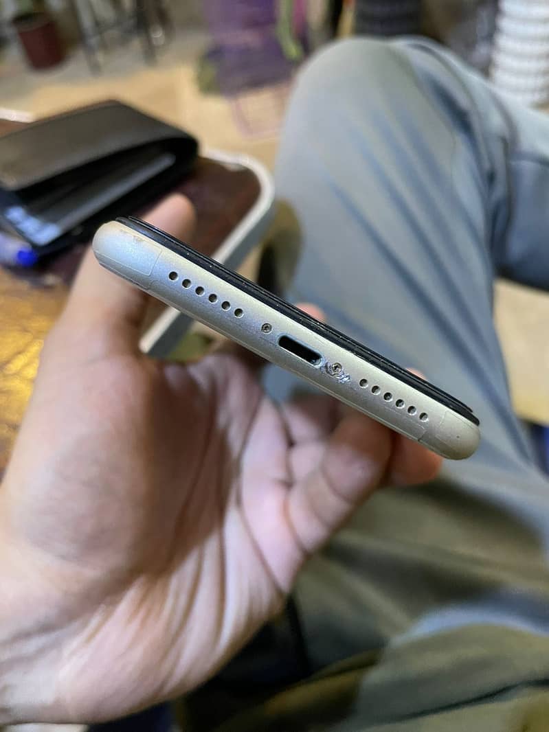 Apple iPhone 11 4