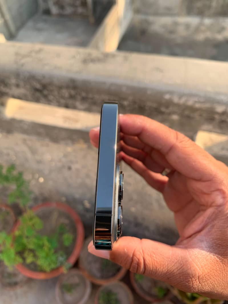 Apple iPhone 13 Pro 2