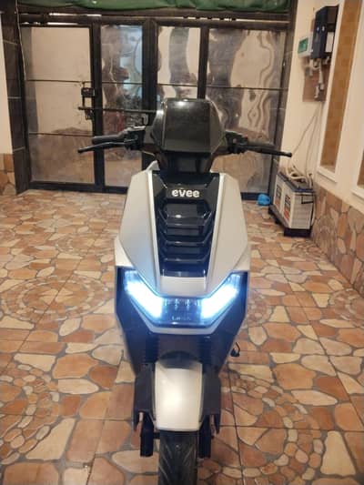 evee s1 air for sale 1800km driven scratch less body