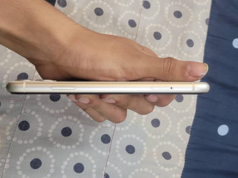 Apple iPhone 11 4