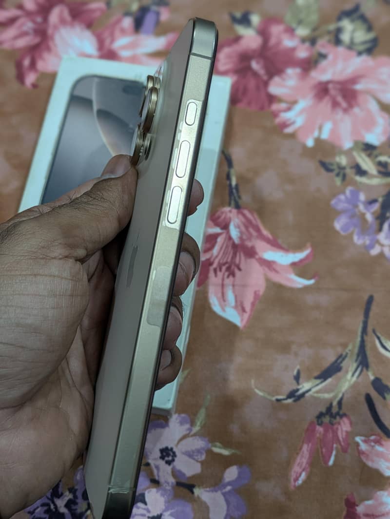 Apple iPhone 16 Pro Max 2
