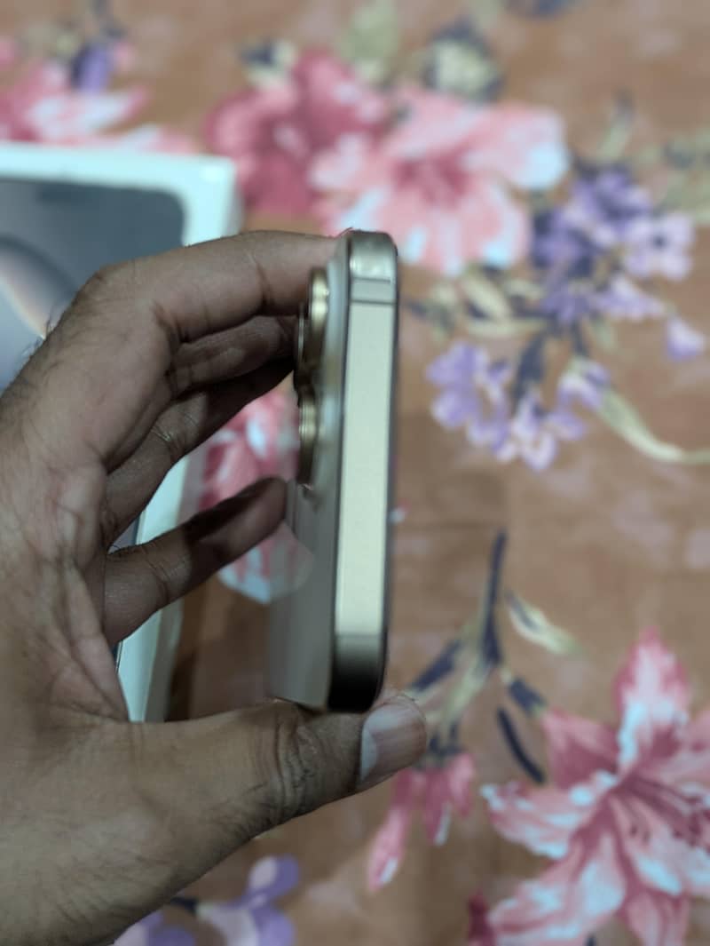Apple iPhone 16 Pro Max 4