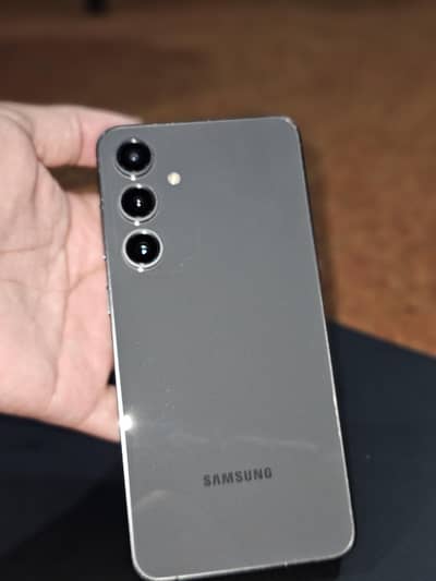 Samsung Mobile S24 fE
