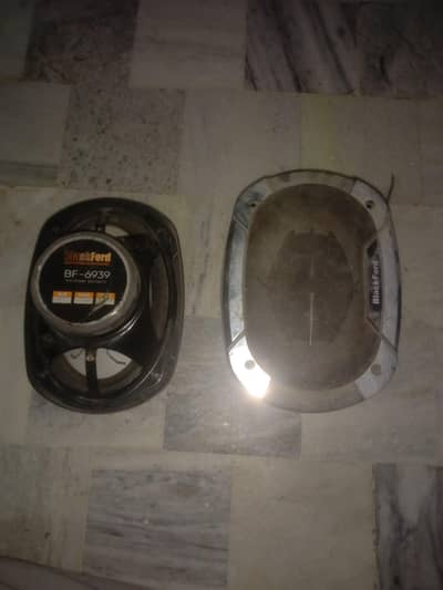used black ford amplifier supported speakers