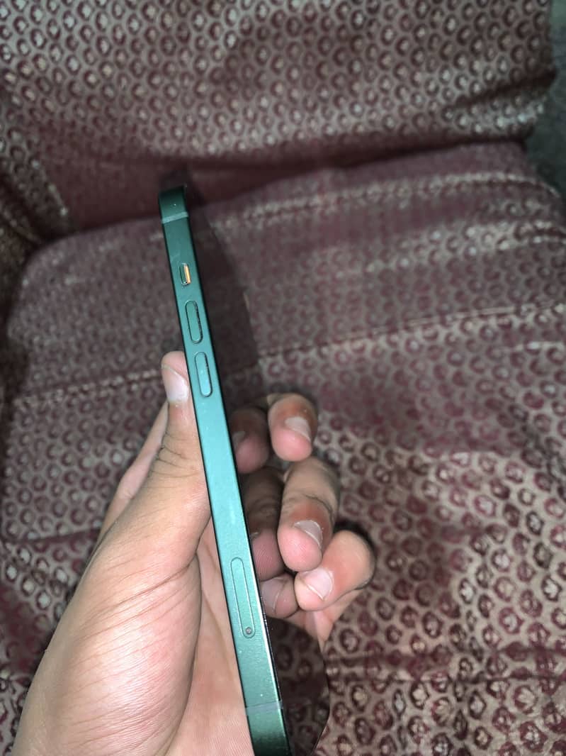 Apple iPhone 13 4