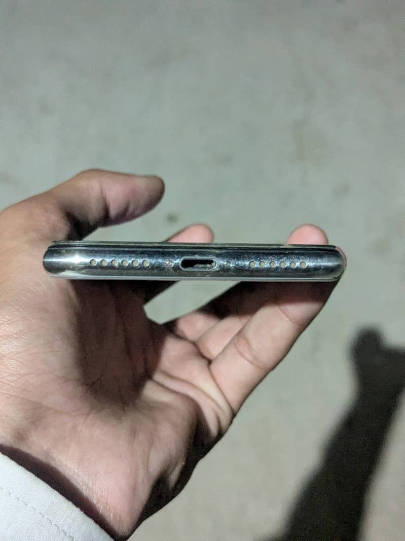 Apple iPhone X 4