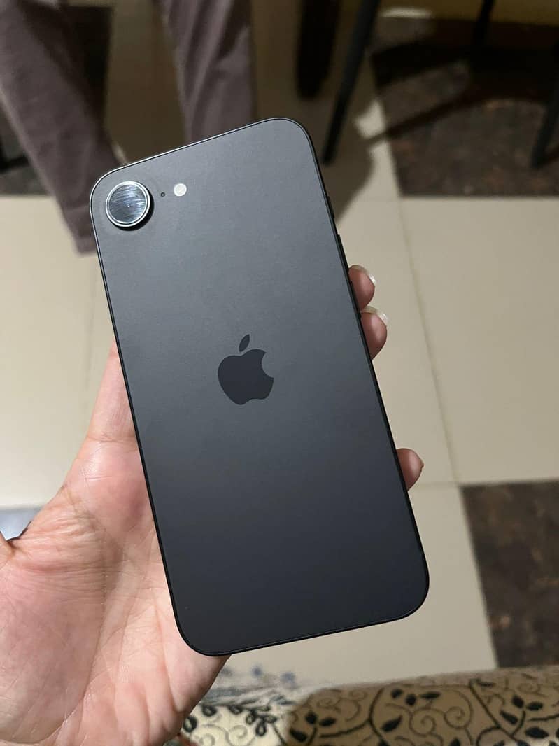 Apple iPhone 16e 0