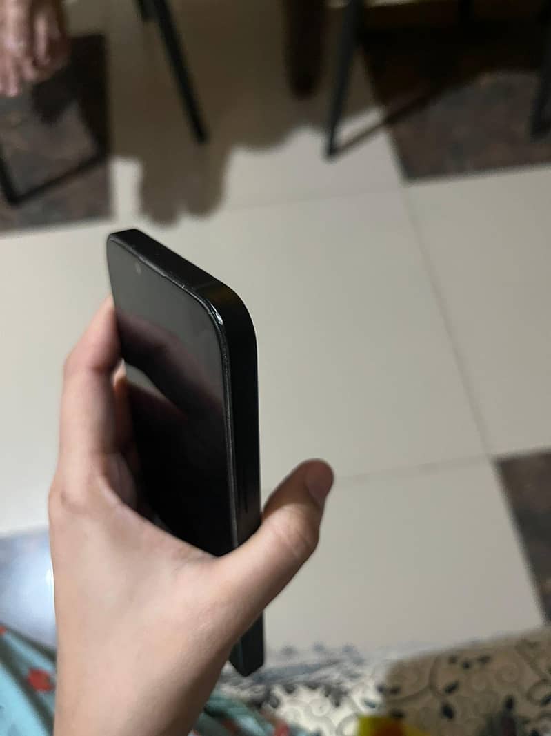 Apple iPhone 16e 2