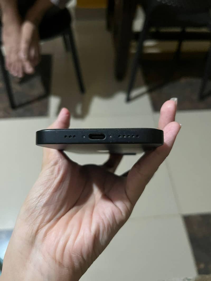 Apple iPhone 16e 3