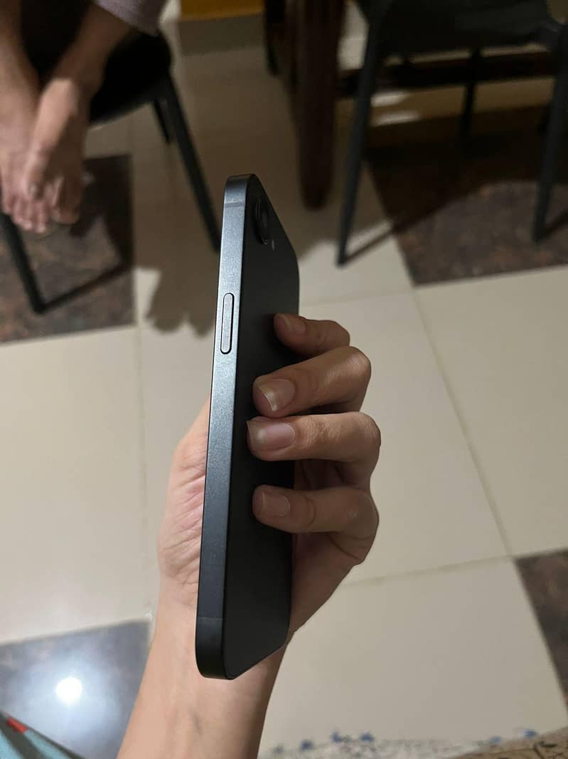 Apple iPhone 16e 4