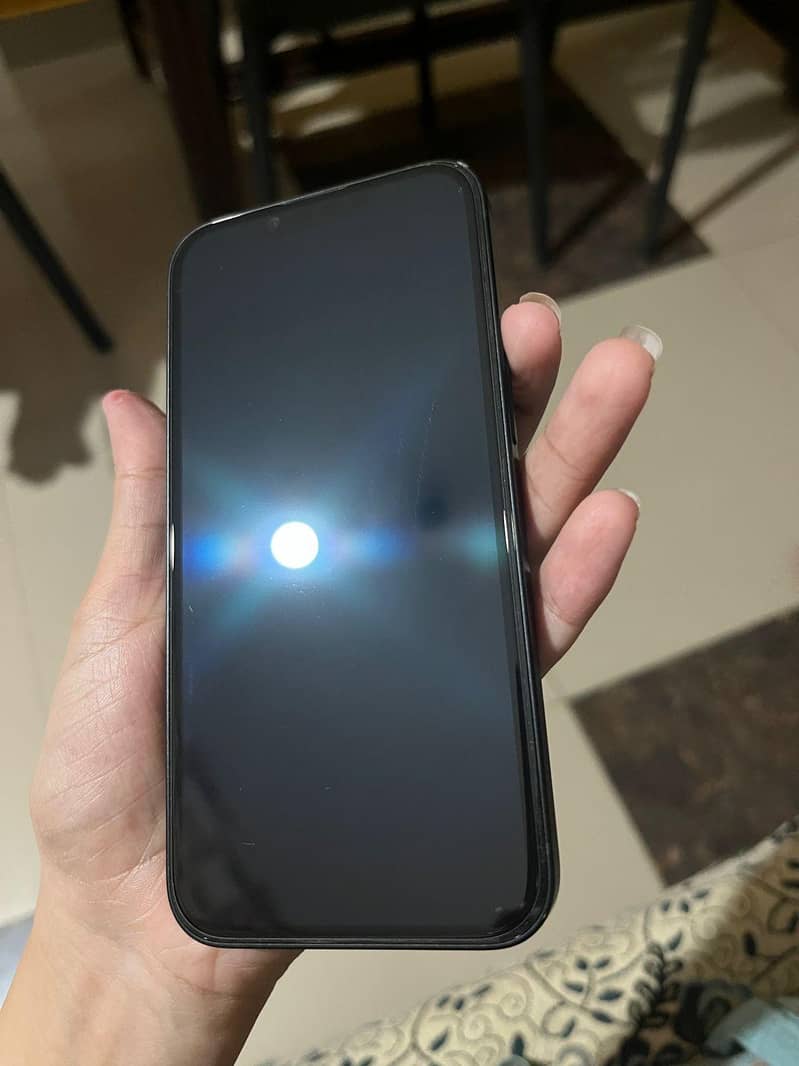 Apple iPhone 16e 5