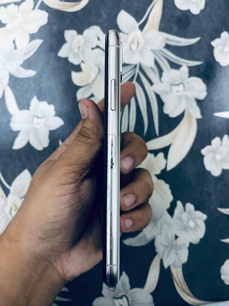 Apple iPhone X 4