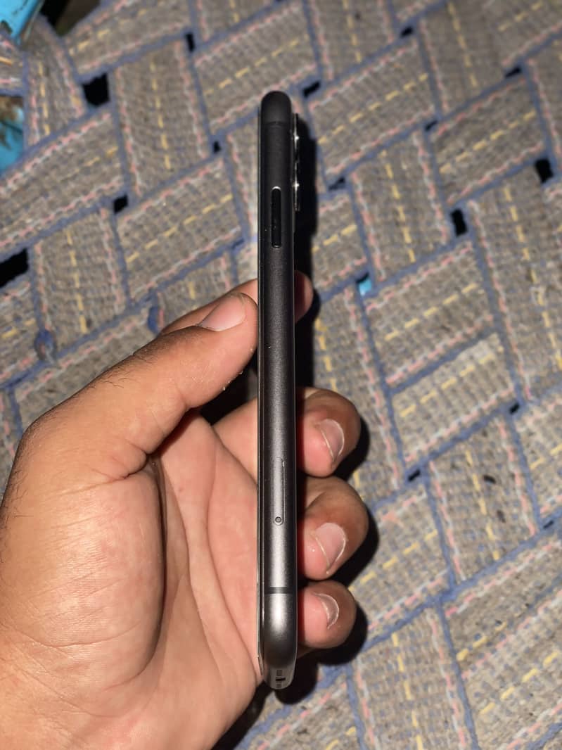 iPhone 11 3