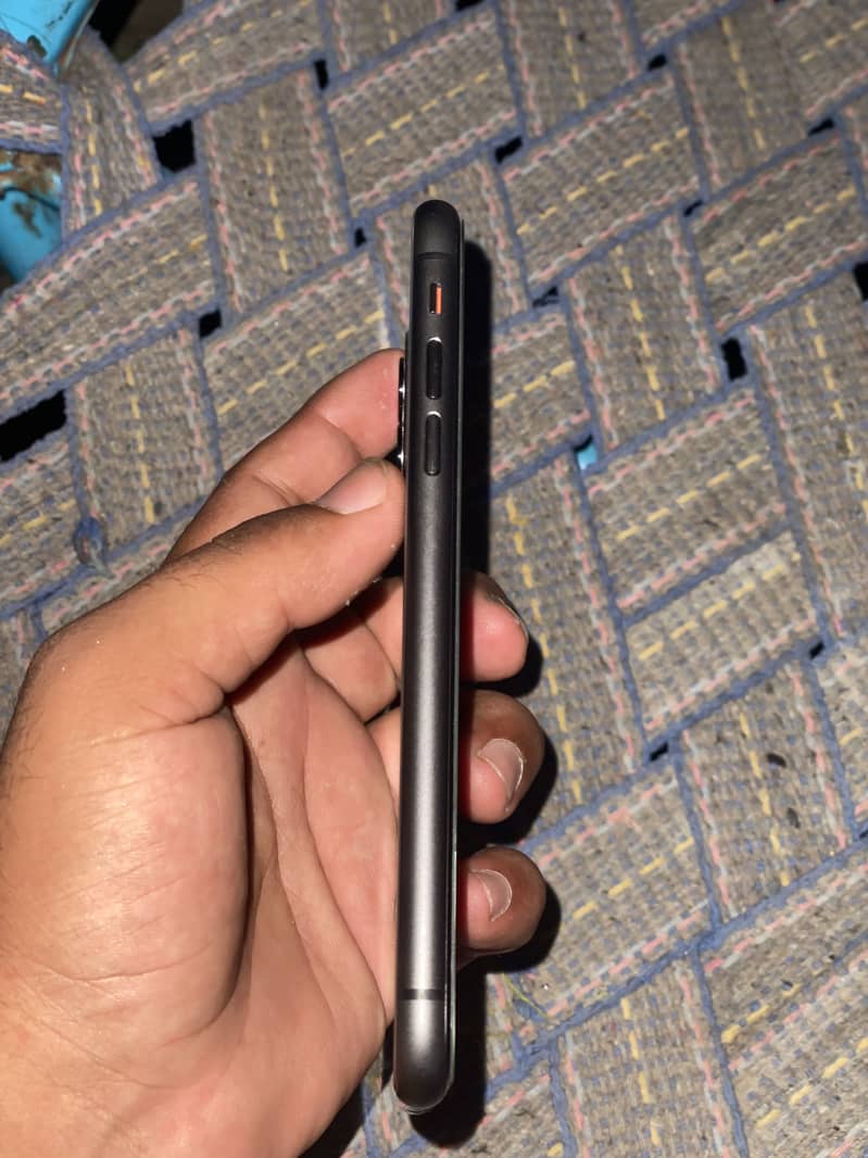 iPhone 11 4