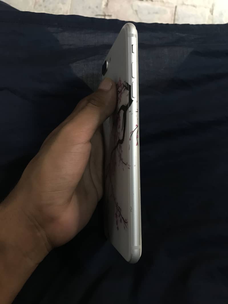 Apple iPhone 8 Plus 4