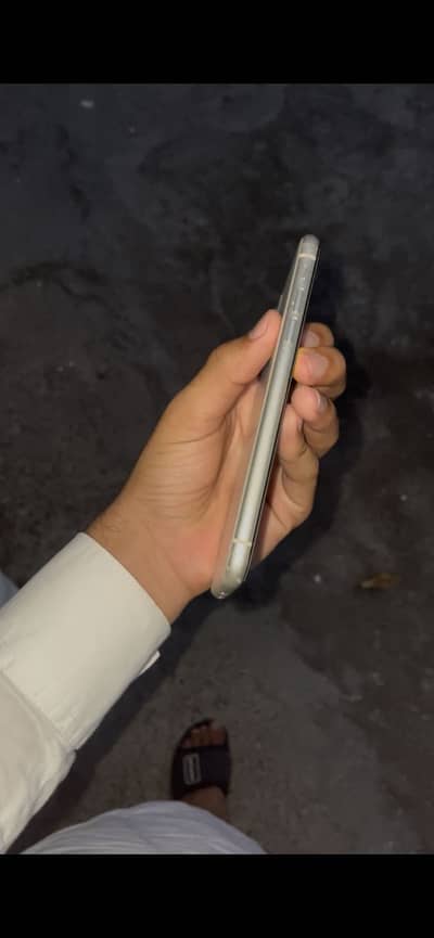 Apple iPhone 11 || 128 GB || White color