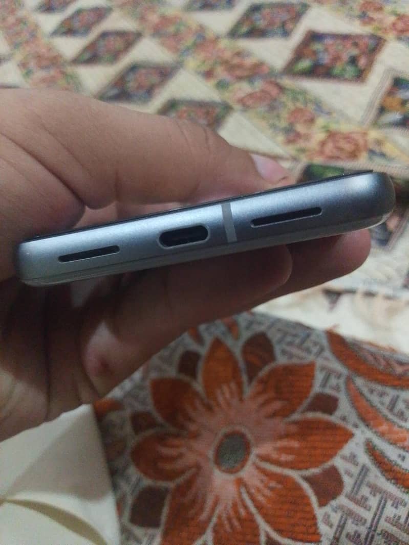Google Pixel 8 4