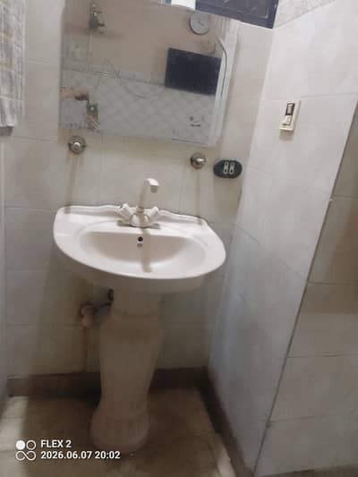 wash Basin and free 1 mirror