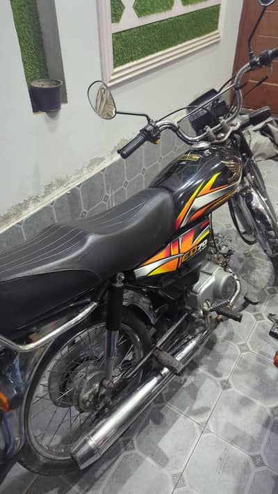 Black Honda 70-cc