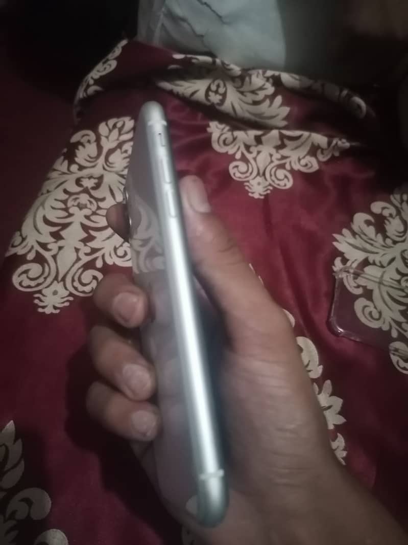 iPhone 11 4
