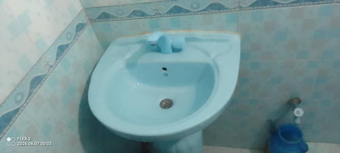 wash basin and  flash tank and  mirror free