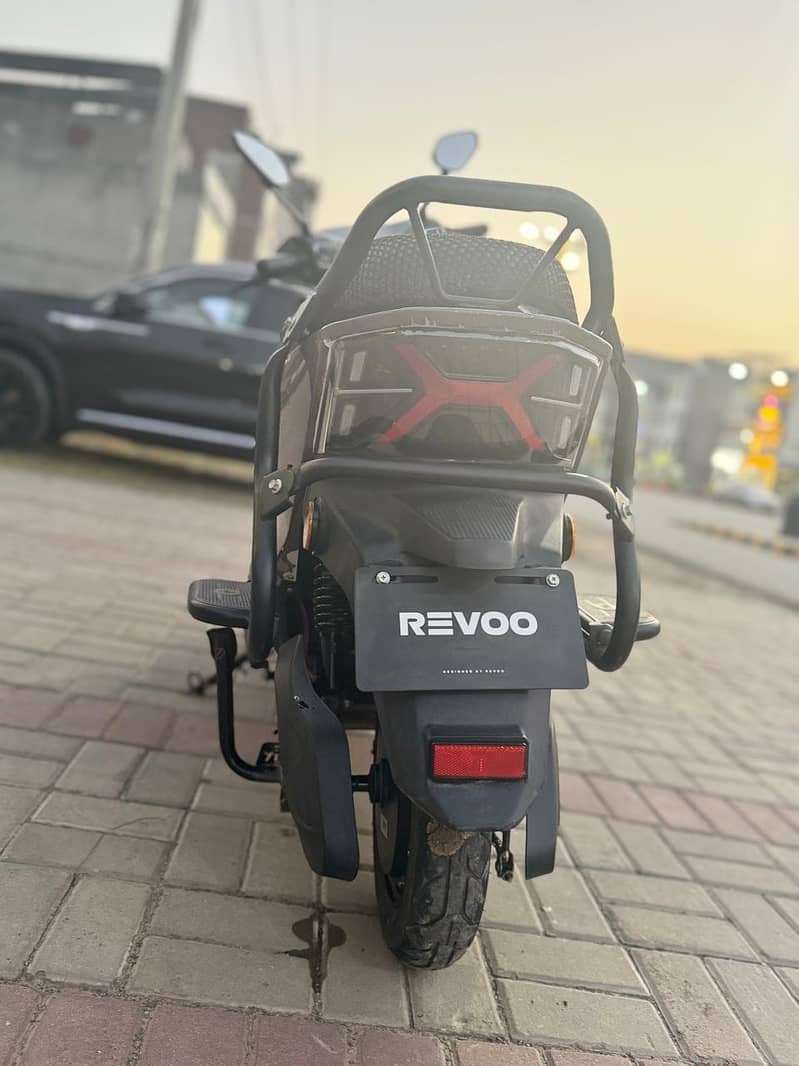 Revoo  / model - C32 3