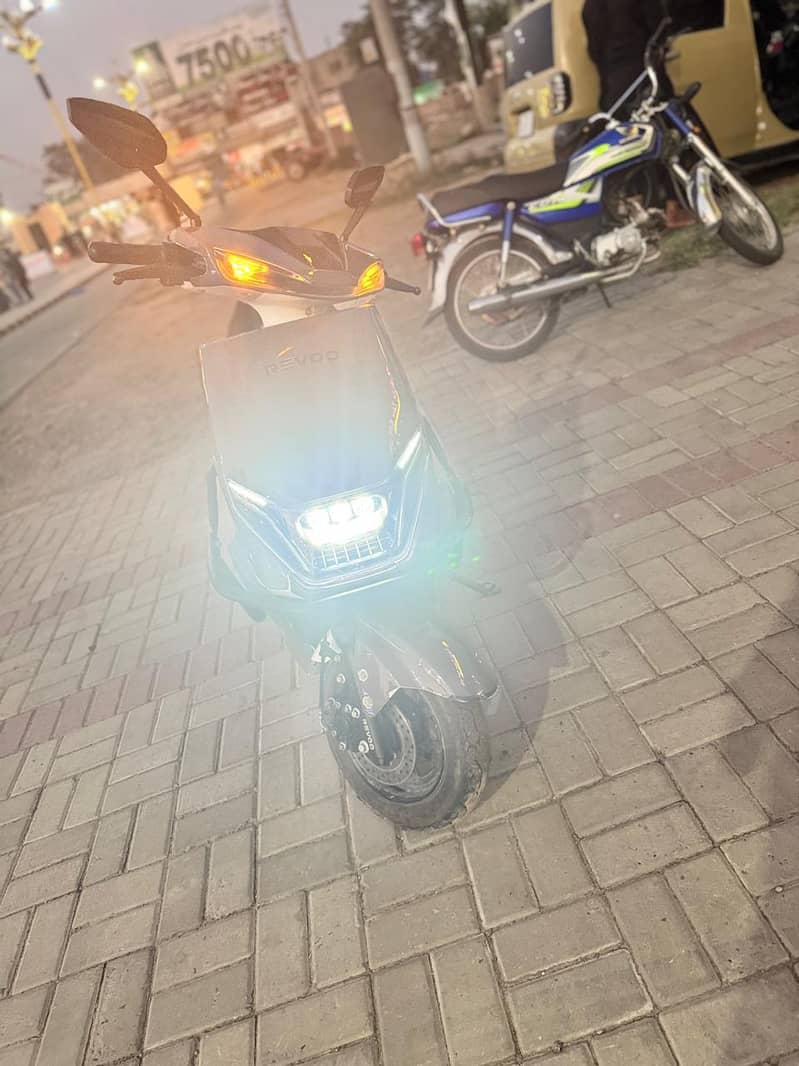 Revoo  / model - C32 5