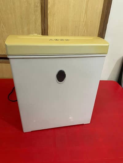 B & Q 5 Sheets A4 Electric Paper Shredder