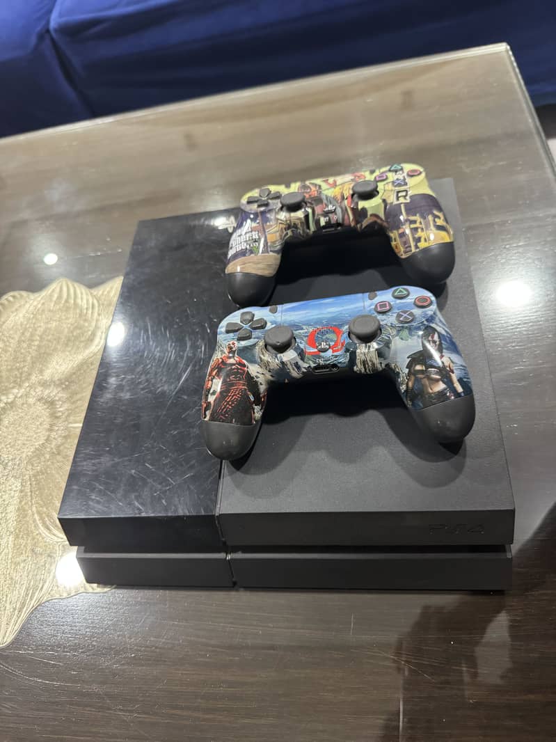 Ps4 with 2 controllers 0